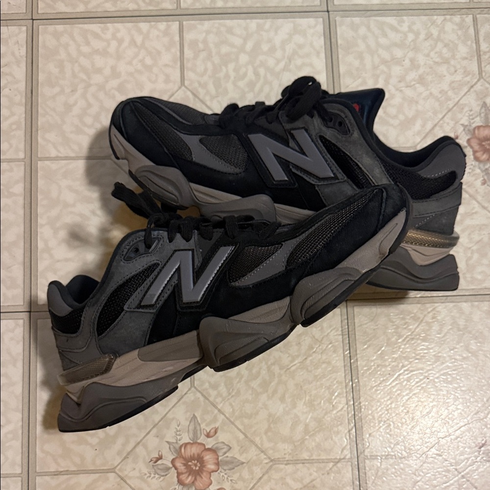New Balance Men's Black and Gray Athletic Sneakers